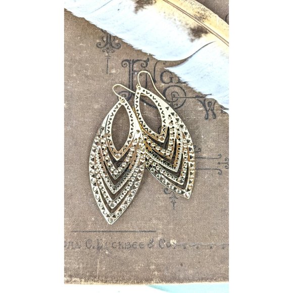 Lightweight gold toned metal feather leaf drop earrings - Picture 3 of 4